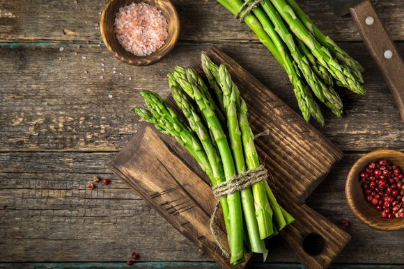 Asperges vertes : l'astuce de Julie Andrieu pour savoir si vous devez les éplucher