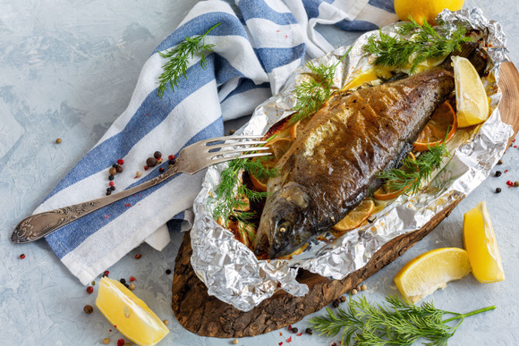 Cuisiner un poisson entier, c’est très facile : la preuve avec la technique du Top Chef Hugo Riboulet
