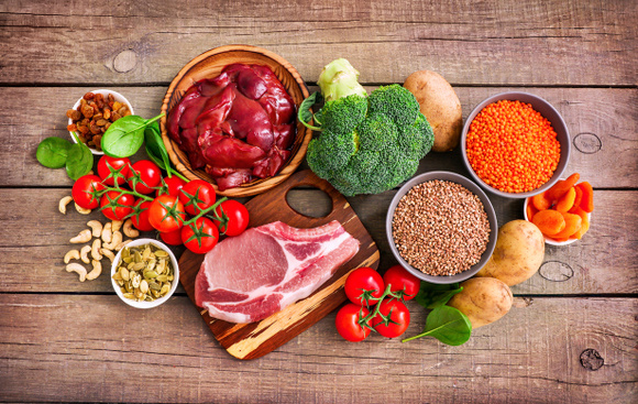 Aliments les plus riches en fer et ceux à éviter : viandes, légumes, poissons & idées de repas