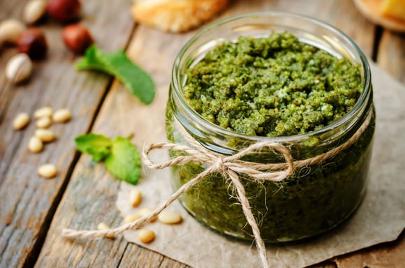 “Je ne veux pas le voir acheté, c’est tellement facile !” : Cyril Lignac nous explique comment bien réussir le pesto de basilic