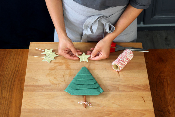 Comment faire un pliage de serviettes en forme de sapin de Noël ?
