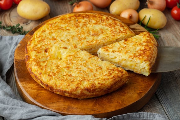 Dîner express  : voici comment sublimer un simple oignon et 2 œufs en une omelette dorée et fondante
