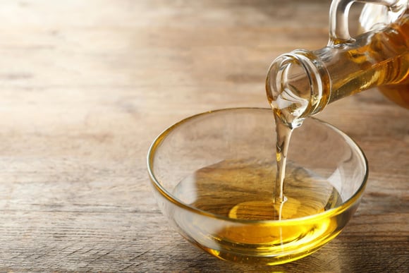 Cette huile souvent oubliée serait meilleure que l’huile d’olive pour certaines recettes