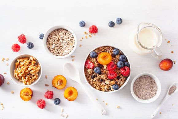 Granola, porridge, muesli : c'est un petit-déjeuner idéal pour éviter les fringales de 10 heures. Adobestock