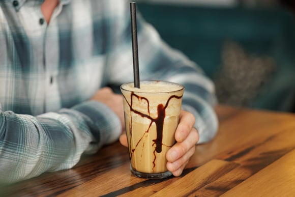 Faut-il vraiment boire du café glacé quand il fait chaud ?