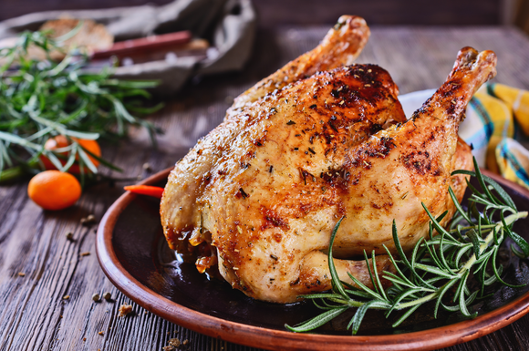 Bonne ou mauvaise idée : faut-il manger la peau du poulet rôti ? Une étude tranche