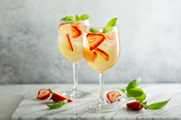 “On peut s’amuser sans alcool” : Laurent Mariotte partage une recette de sangria blanche rafraichissante imaginée par une mixologue
