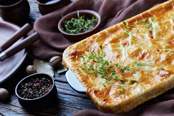 Tourte aux poireaux, à la courge et au topinambour. Adobestock