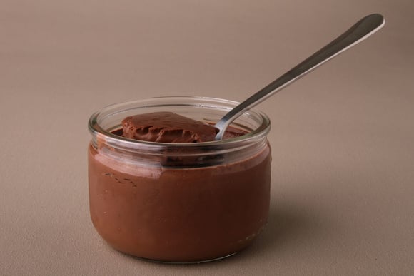 “Rapide et efficace” : la cheffe Amandine Chaignot vous partage une recette de crème au chocolat aussi facile que délicieuse !
