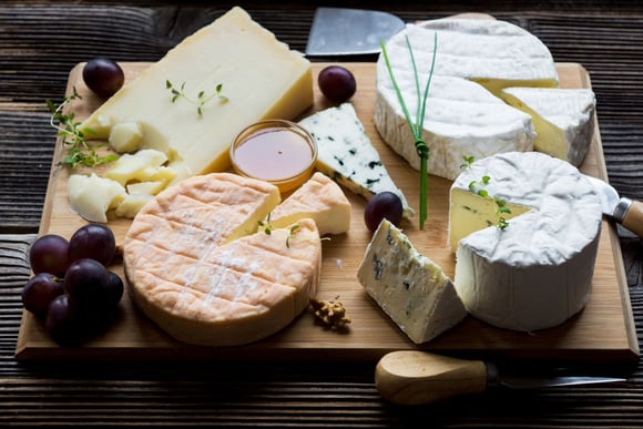 Apprenez à découper correctement chaque fromage