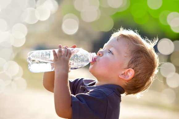Boire de l'eau riche en minéraux est importante. Adobestock