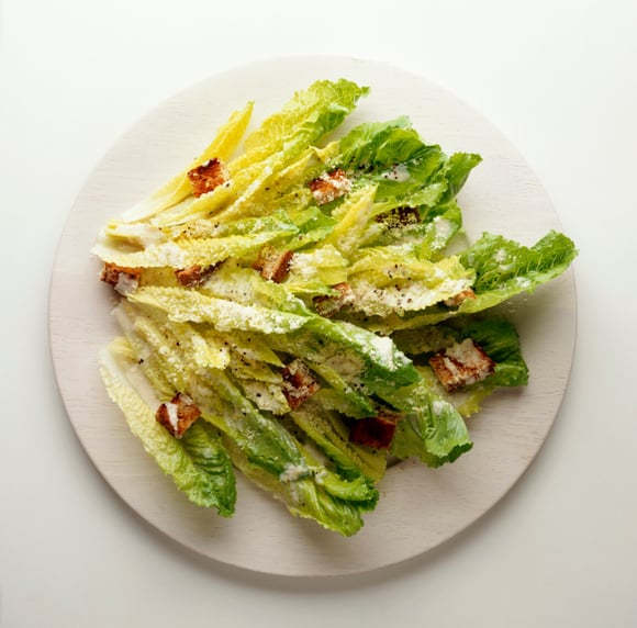 La salade César : histoire et recette d’un grand classique bistrotier
