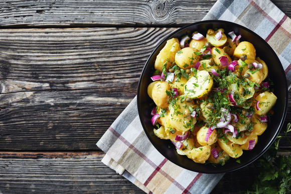 Norbert Tarayre partage sa recette de salade de pomme de terre économique et nourrissante !