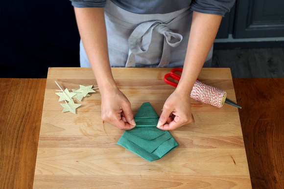 Comment faire un pliage de serviettes en forme de sapin de Noël ?