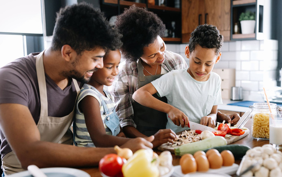 Occupez les enfants en cuisinant avec eux ces 25 recettes faciles