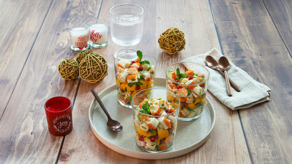 Envie de fraîcheur pour l'apéro de Noël ? Testez ces verrines au ceviche de surimi, mangue, menthe et graines de grenade !