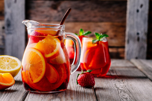 Plus légère et rafraîchissante, la sangria au cidre est le nouveau cocktail qu’on va adorer siroter tout l’été !