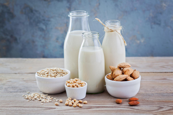 "Très riche en glucides" : ce lait végétal n’est pas aussi sain qu’on le croit, selon une diététicienne