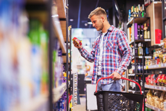 Regardez les prix au kilo. Adobestock
