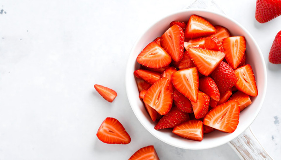 Citron, menthe ou balsamique : 3 exhausteurs de goût naturels pour sucrer vos fraises autrement