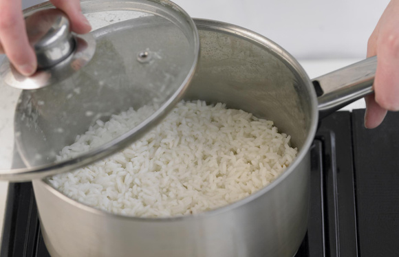 Cuire le riz différemment pourrait faire baisser ses calories de moitié