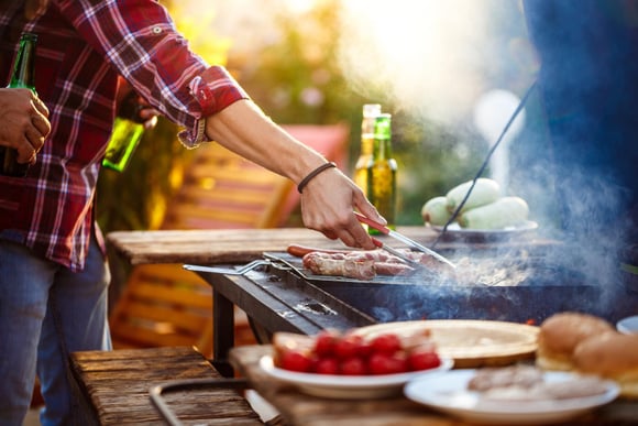 “C’est cancérogène, ça peut provoquer des brûlures” : le chimiste Raphaël Haumont partage ses conseils pour un barbecue sans risque cet été !