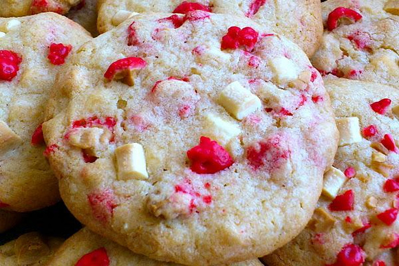 Déclarez votre amour avec cette recette de cookies de Saint-Valentin aux pralines roses et chocolat blanc