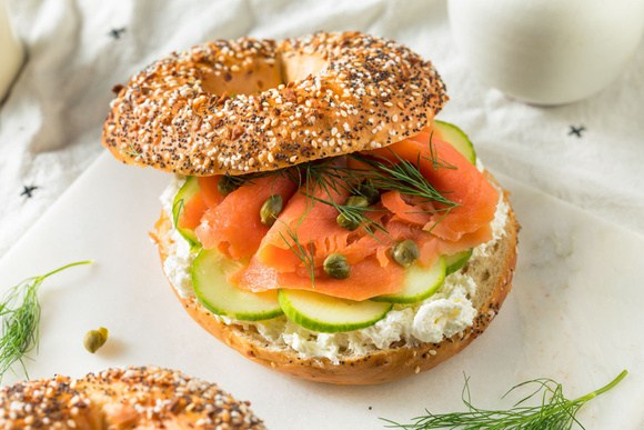 Bagel au saumon fumé. Adobestock
