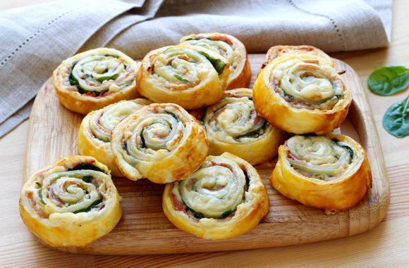 Escargots feuilletés au jambon et au fromage - Silvia Santucci