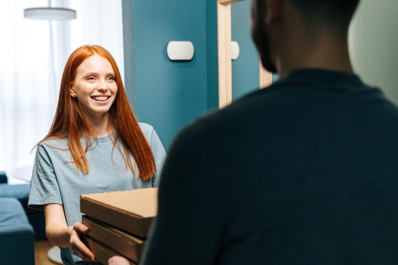 Flemme ou réconfort : une étude dévoile les vraies raisons qui nous poussent à commander à manger