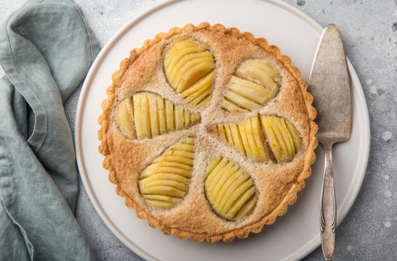 Tarte amandine aux poires. Adobestock