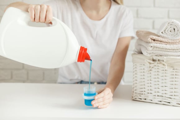 Mélanger de la lessive et de l’eau, l’astuce parfaite contre ce problème du quotidien !