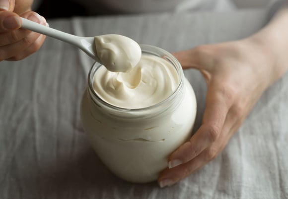 Moutarde, sauce soja, jus de citron : combien de temps peut-on les garder au frigo sans risques ?