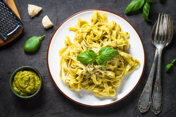 Tagliatelles au pesto. Adobestock