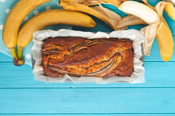 Cake à la banane et peau de banane /  Stock-Adobe