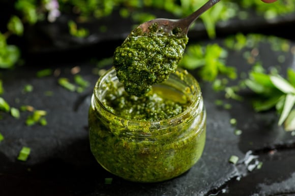 Ce geste que vous faites sûrement avec votre pot de pesto massacre totalement son goût