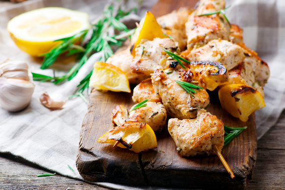 750g propose la recette des brochettes au citron et aux herbes. Adobestock