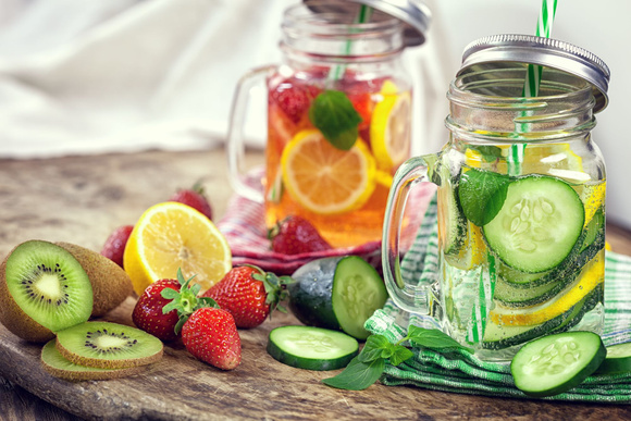 Manger un fruit ou le faire infuser, c'est pareil ? Adobestock