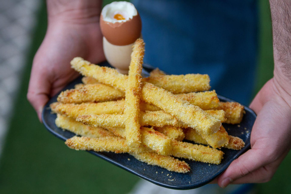 Cette recette d’œufs à la coque et asperges blanches panées est parfaite pour un déjeuner du dimanche tout en douceur