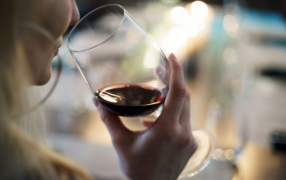 Pourquoi certains vins rouges donnent-ils mal à la tête ? Adobestock