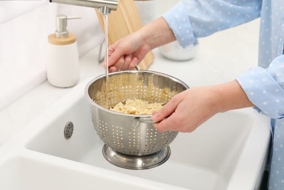 Faut-il rincer les pâtes à l'eau froide pour faire une salade de pâtes ?