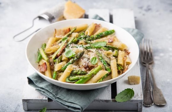 Penne aux asperges, bacon et parmesan. Adobestock