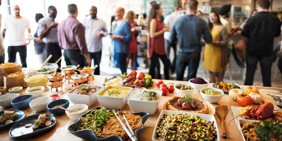 Le geste à faire pour être sûr que vos invités se servent lors d’un buffet dinatoire