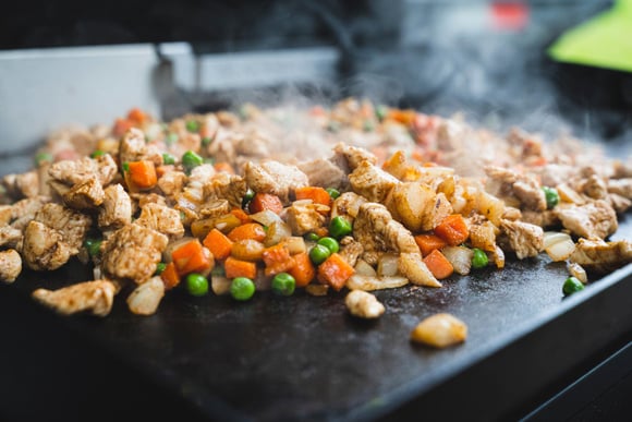 Cet expert du ménage partage sa technique pour nettoyer votre plancha ou barbecue très facilement en 2 étapes !