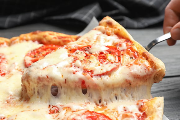 Connaissez-vous cette astuce pour que votre mozzarella ne brûle pas quand vous faites cuire la pizza au four ?