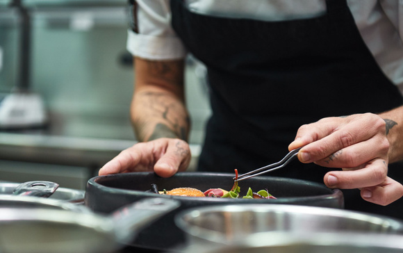 Bol italien caprese au pesto rosso - Adobestock 
