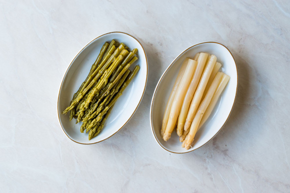 Les asperges en bocal sont plus tendres que les fraîches. Adobestock