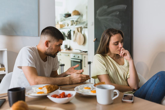 La préparation des repas est source de conflits en période de confinement. Adobestock