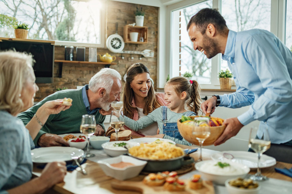 “La science et les nutritionnistes se sont longtemps déchirés sur la question” : Mac Lesggy explique pourquoi il est préférable de dîner tôt