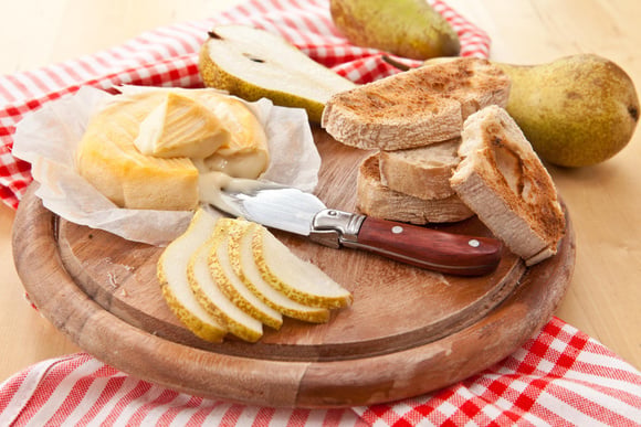 Camembert rôti aux poires et miel : la recette fondante qui réchauffe l’automne